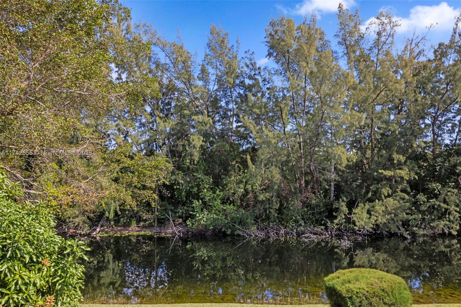 GOLDEN LAKES VILLAGE COND - Residential