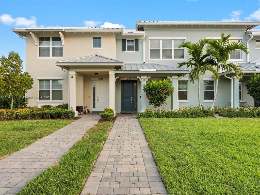 Photo of 1240 Eucalyptus Dr #5, Hollywood, FL 33021 (MLS # A11545030)