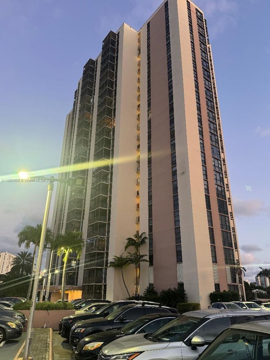 Beautiful condo a 1 bedroom and 1 and 1/2 Bathroom, tiled and wood floors, enjoy your afternoon in a all screened balcony with gorgeous view, impact windows, lots of amenities, all building has been remodeled, close to shopping Center and much more.