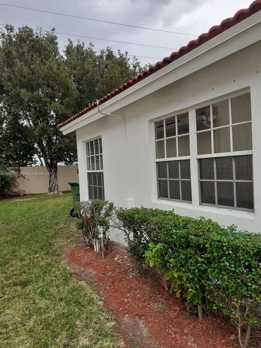 This charmin 3bed 2 BATH single family House located in the WESTON BONAVENTURE, feature upgrated kitchen, new roof almost a year ago,upgrated kitchen and remodelade bathroom,walk into .the an open spacious floor plan bright interior vaulted ceilings sliding doors open to patio.the Gables at Bonaventure is a very well maintained and a Beautyfully manicured communty.Town Center has Resort style amenitiesincluding POOLS, FITNES CENTER,BOWLING, BILLIARDS, BASKET BALL COURT and many more to enjoy.