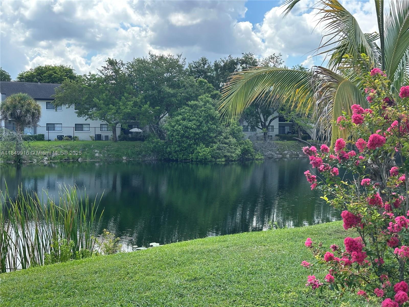 BEAUTIFUL REMODELED UNIT 3/2 IN THE HEART OF KENDALL, ALL FLOORS IN CERAMIC, NEW BATHROOM, AND KITCHEN WITH GRANITE COUNTER. BEAUTIFUL VIEW FOR THE LAKE.