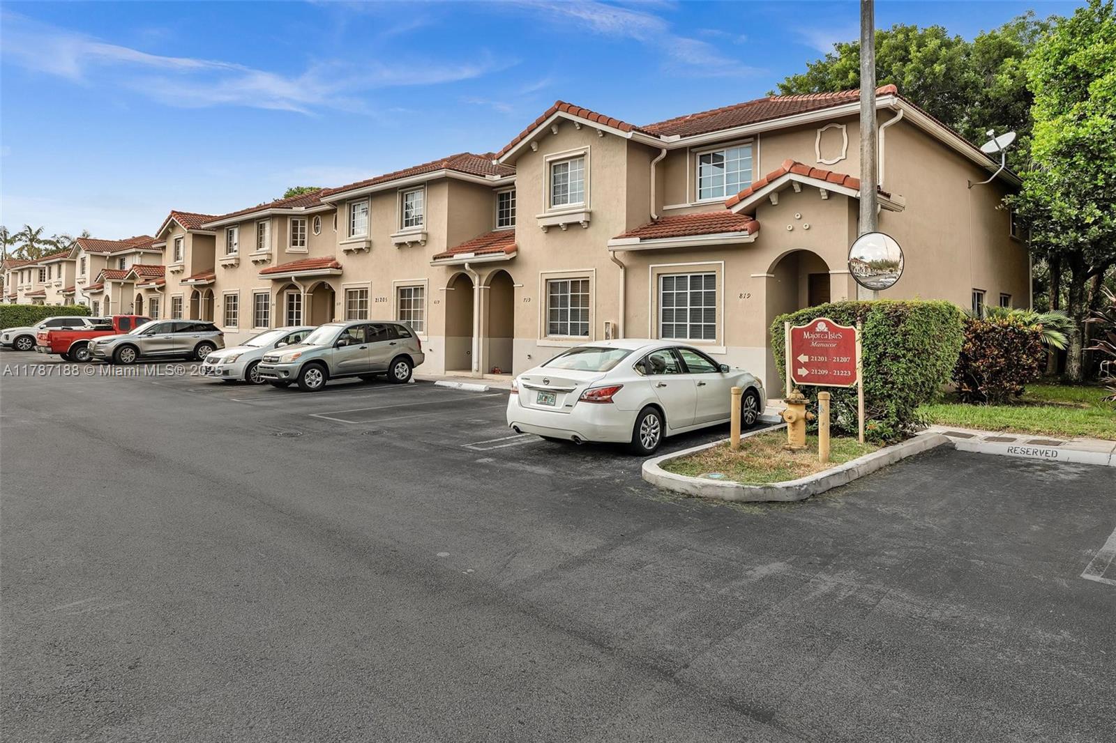 COMPLETELY REMODELED 3 BEDROOM 3 BATH TOWNHOUSE. GATED COMMUNITY WITH POOL AND CHILDREN'S PLAYGROUND. VERY SPACIOUS, WITH WASHER DRYER. CLOSE TO TURNPIKE, I95 AND BORDERS BROWARD COUNTY. MIN 680 CREDIT SCORE REQUIRED PER ASSOCIATION AND 40K ANNUAL INCOME PER APPLICANT. 30 DAY APPROVAL PROCESS MIN 40K INCOME PER YEAR PER APPLICANT