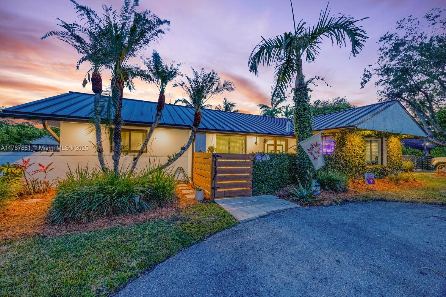 7864 Sw 179th Ter, Palmetto Bay, Miami-Dade County, Florida - 5 Bedrooms  
2 Bathrooms - 