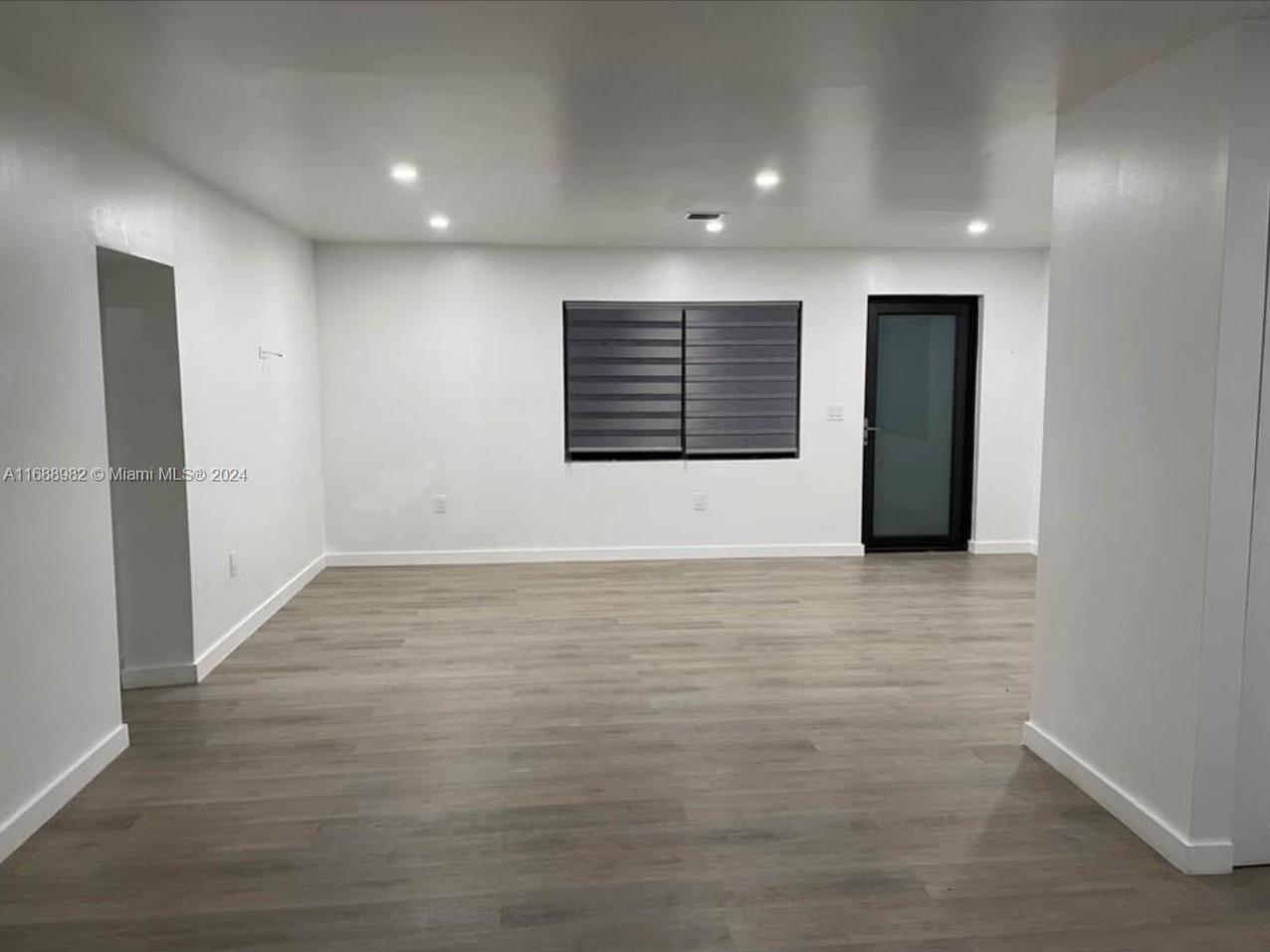 This recently renovated two-bedroom, one-bathroom duplex boasts spacious bedrooms, a well-equipped kitchen, and a large living/dining area. It also features a shared patio, central air conditioning, and an in-unit washer and dryer. The property is conveniently located near major highways, supermarkets, and shopping centers in the sought-after West Miami area. Please contact us to schedule a visit.