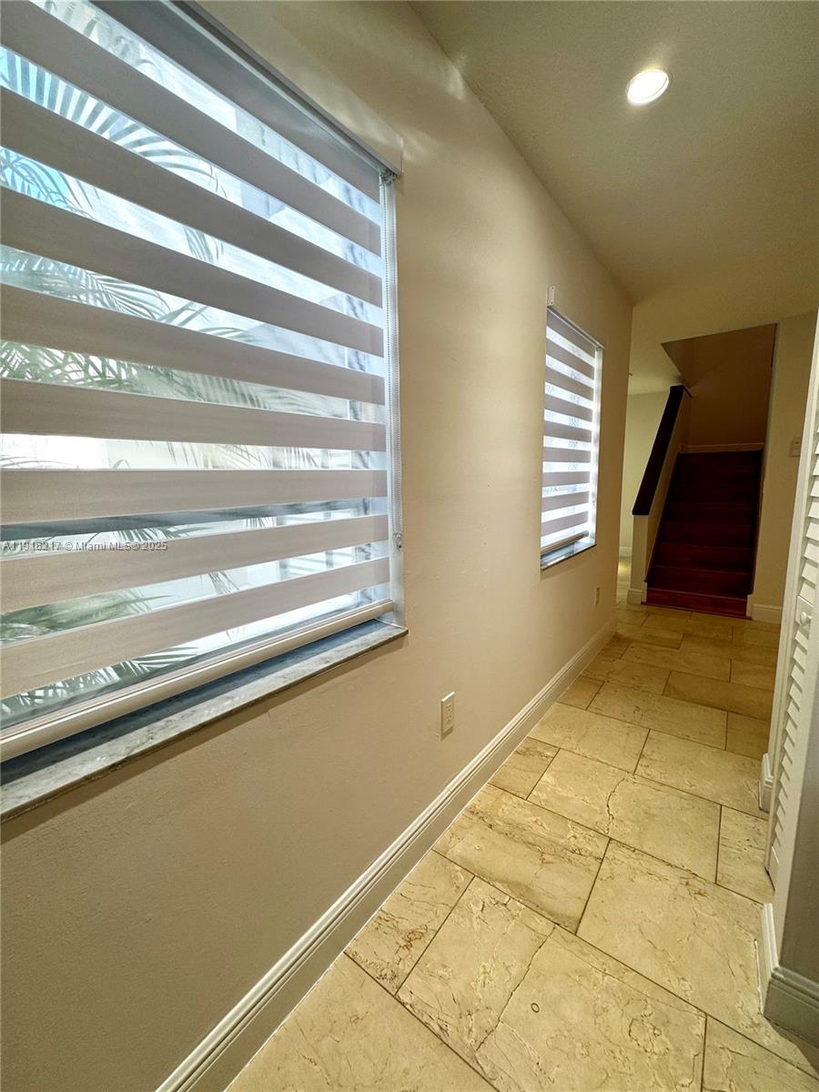 KENDALL LKS E LAKEVIEW TH - Residential