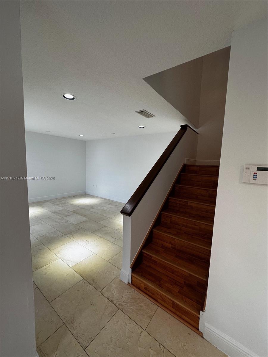 KENDALL LKS E LAKEVIEW TH - Residential