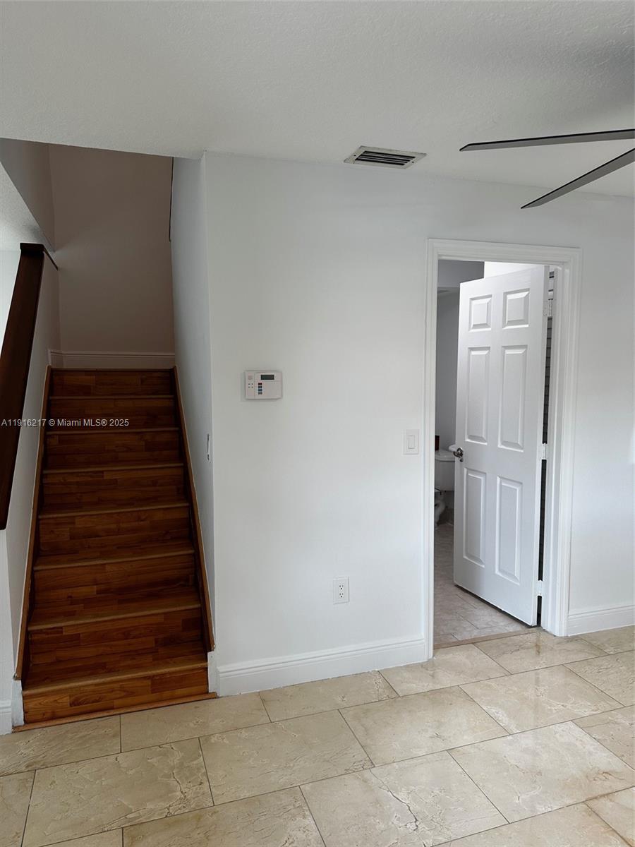 KENDALL LKS E LAKEVIEW TH - Residential