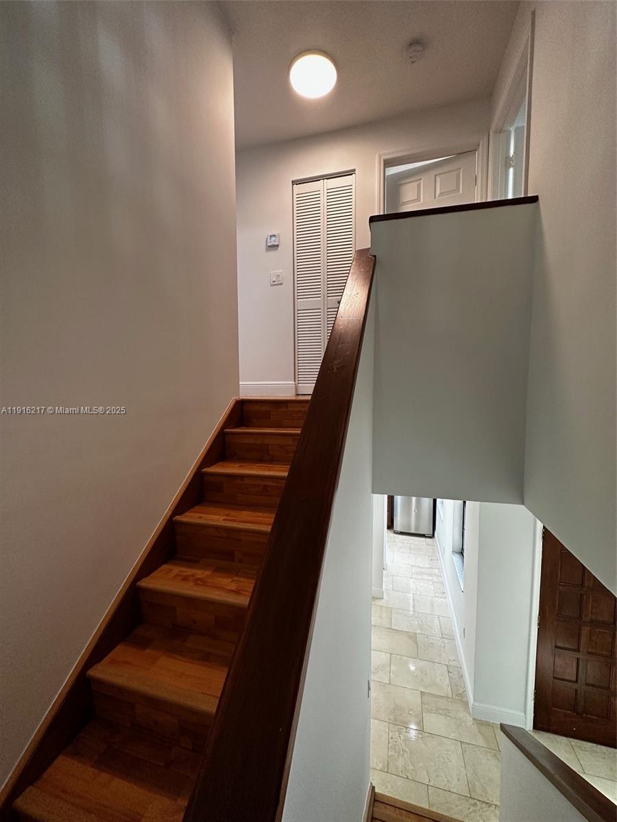 KENDALL LKS E LAKEVIEW TH - Residential