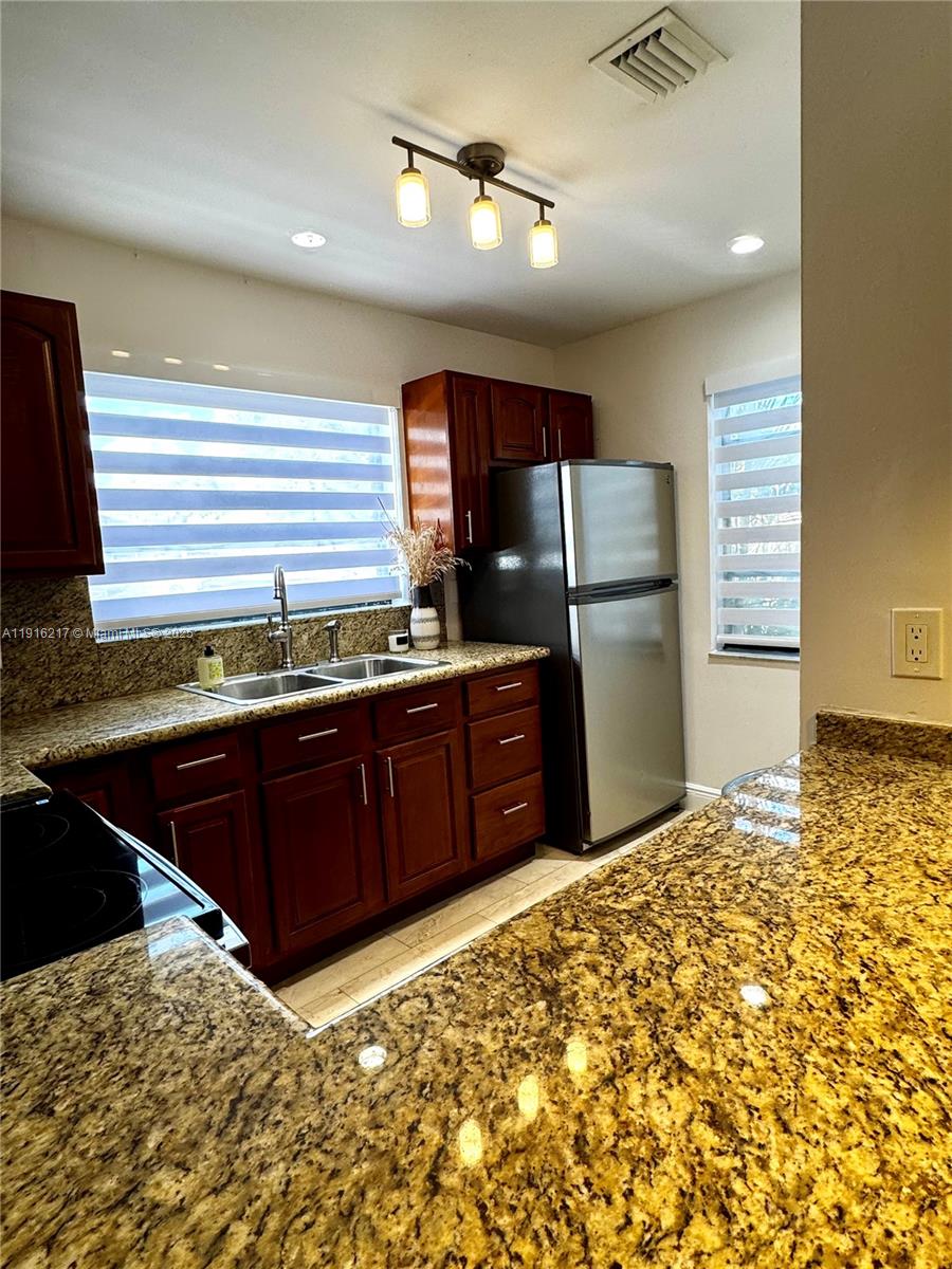 KENDALL LKS E LAKEVIEW TH - Residential