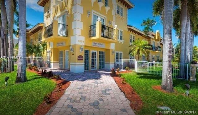 Beautiful apartment accros form young circle park and the new publix. Completely updated and washer dryer in the unit