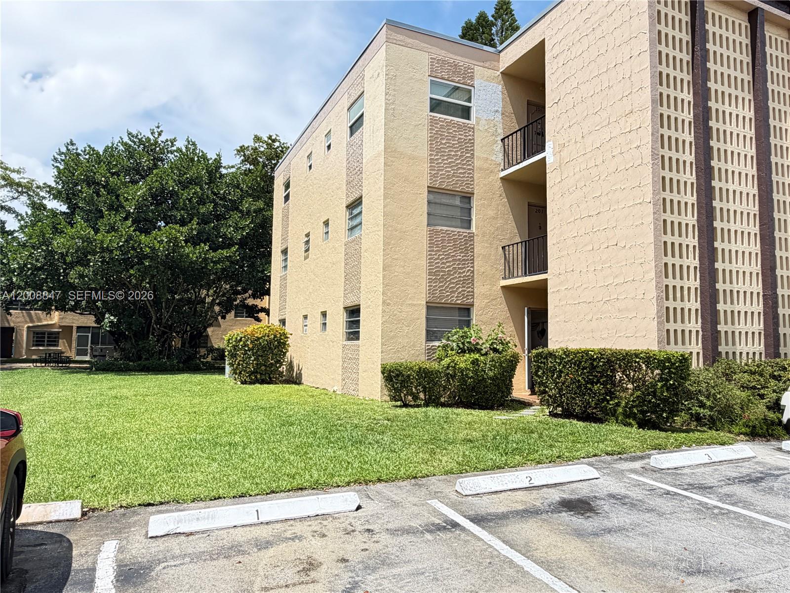BERKLEY HOUSE EAST - Residential