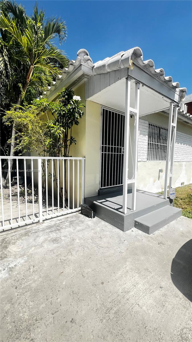 3031 New York St 3029, Miami, Miami-Dade County, Florida - 2 Bedrooms  
1 Bathrooms - 