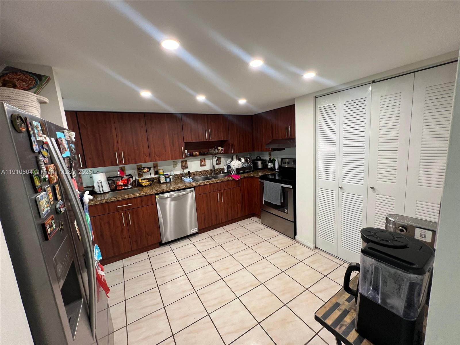 KENDALL CENTER - Residential Lease