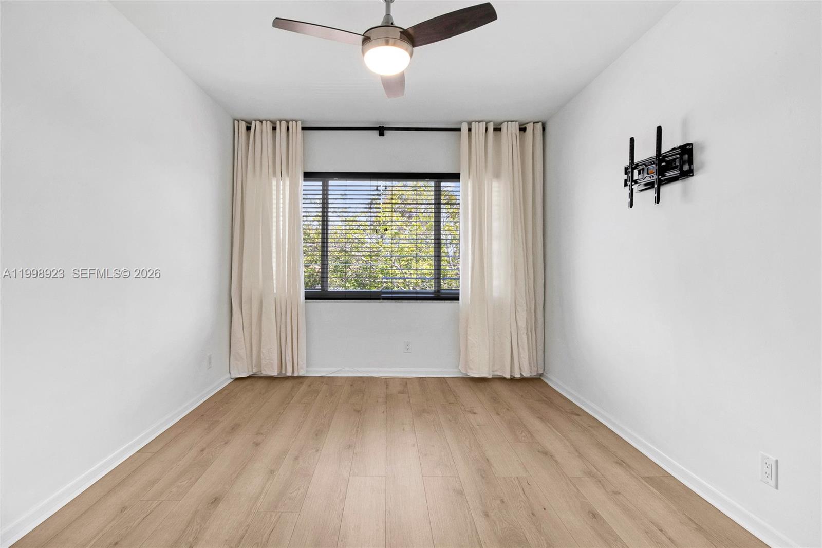 IMPERIAL POINT GARDENS CO - Residential Lease