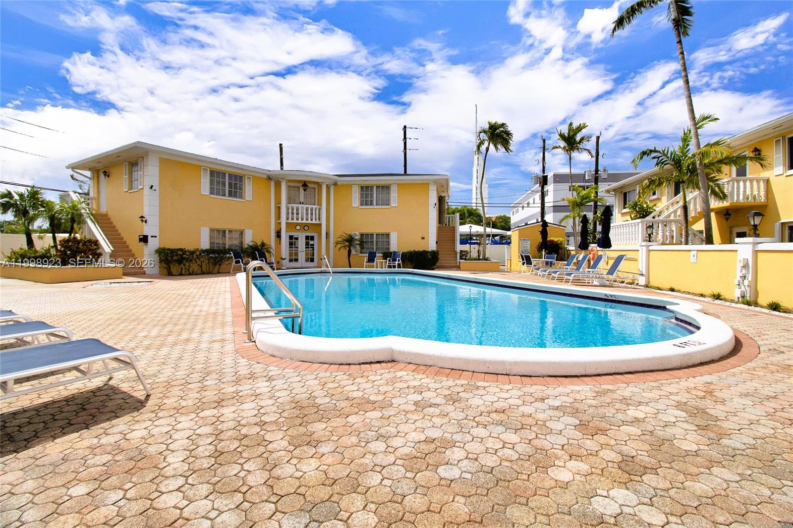 IMPERIAL POINT GARDENS CO - Residential Lease