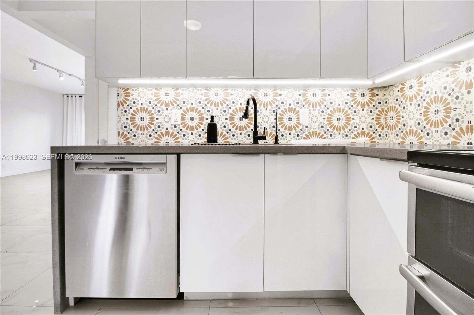 IMPERIAL POINT GARDENS CO - Residential Lease