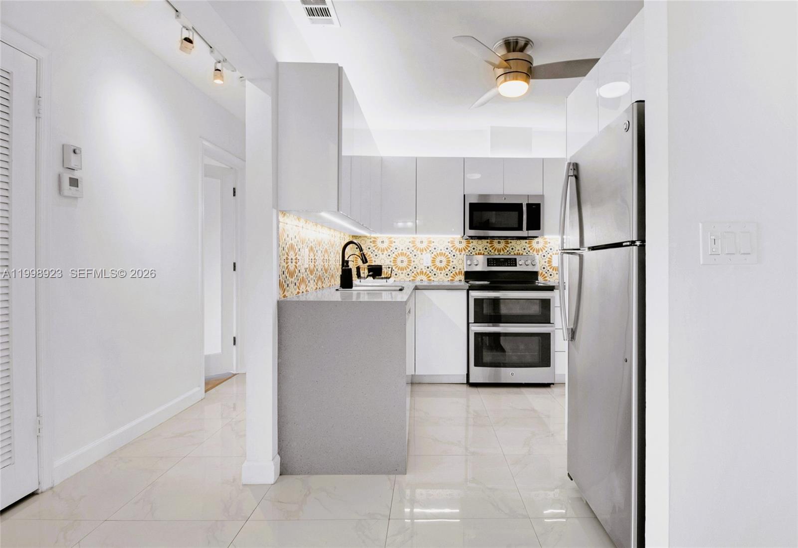 IMPERIAL POINT GARDENS CO - Residential Lease