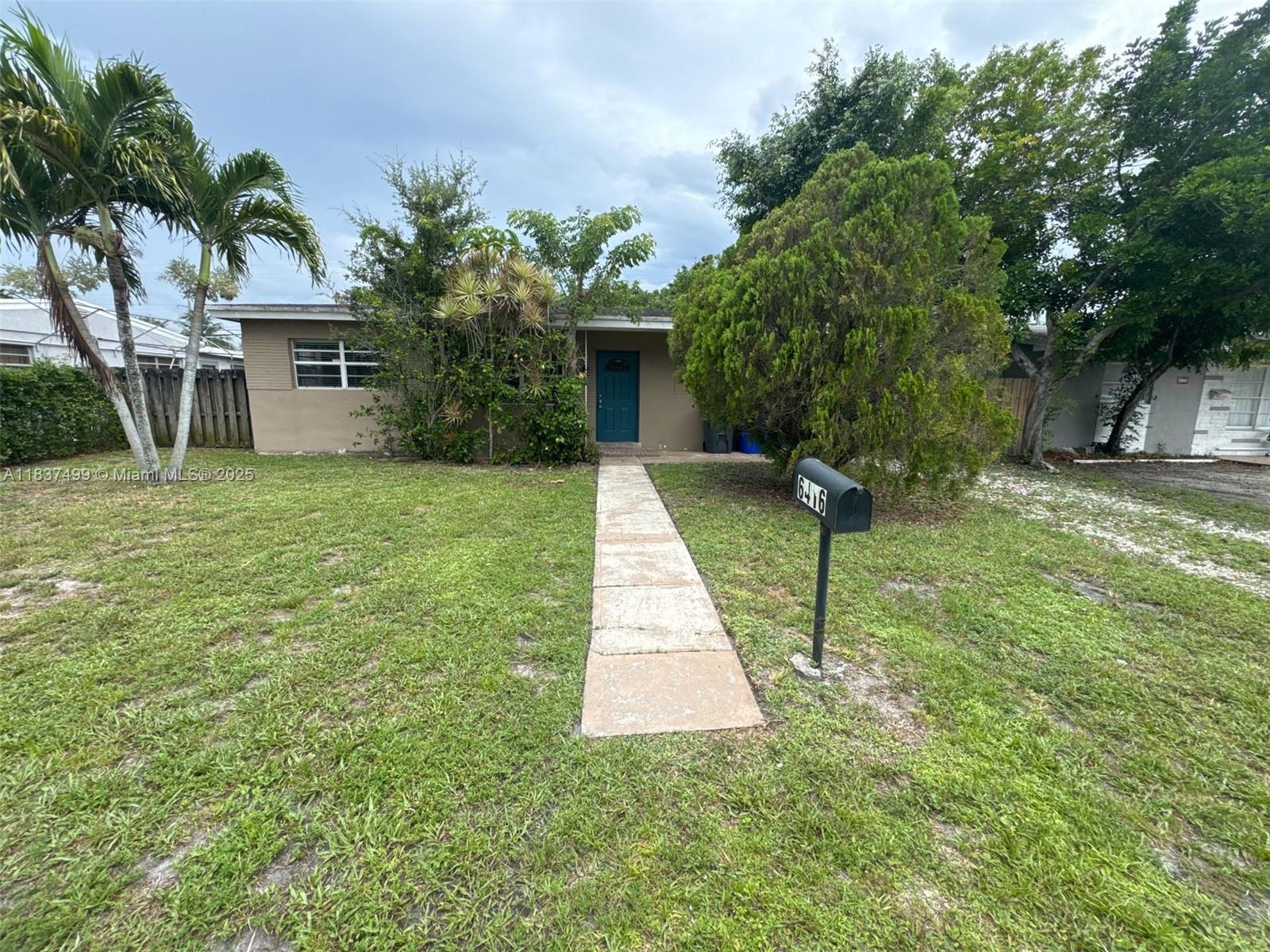 Charming 3-Bedroom, 1-Bathroom Home in Hollywood, Florida
This 3-bedroom, 1-bathroom home offers a functional layout and a convenient location close to beaches, shopping, dining, and everyday essentials. The primary bedroom features a spacious closet, and the home provides comfortable living in one of South Florida’s most accessible areas.
Ideal for those seeking a well-located residence with character and potential.
Schedule your private showing today!