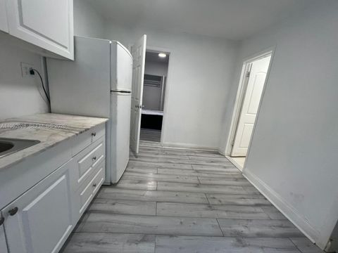 1053 NE 149th St Miami FL 33161