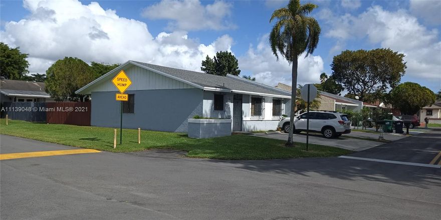 NEWLY RENOVATED KITCHEN & BATHROOMS, ALL NEW APPLIANCES.  Ideal 3/2 corner Villa , spacious and close to schools, shopping & restaurants. Move in ready, No Pets, 700 or higher credit score (no exceptions). Lease Application, Rules & Regulations attached to listing. Supra Lockbox access.