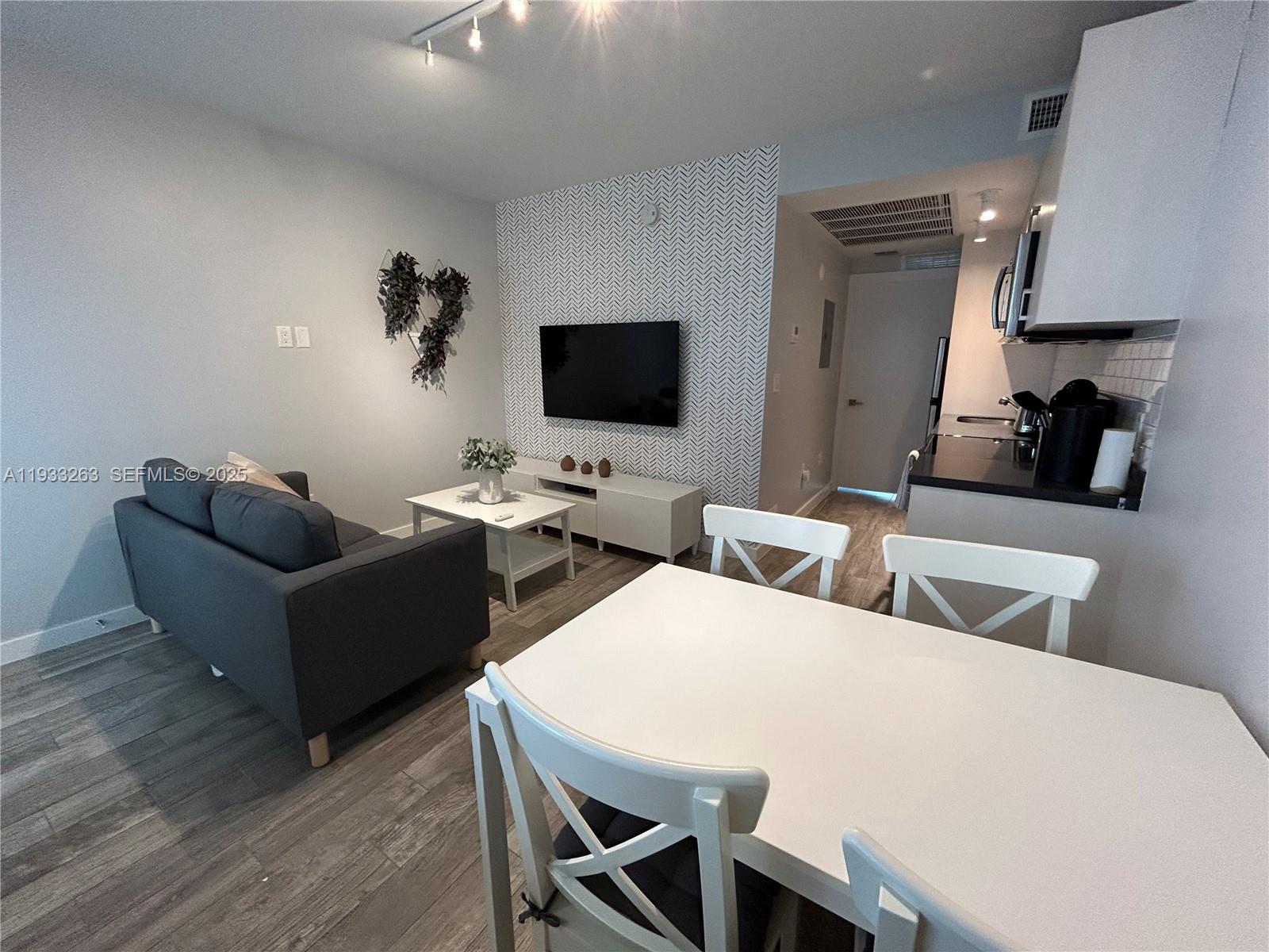 1035 EUCLID CONDO - Residential Lease