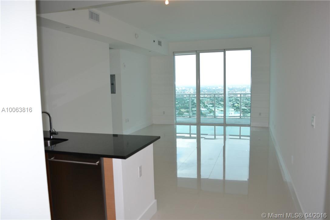 AMAZING UNIT IN THE HEART OF BRICKELL. THIS IS THE LARGEST 1 BEDROOM UNIT IN T HE BUILDING WITH PORCELANATO FLOORINGS AND LARGE WALK IN CLOSET. THIS UNIT HAS MAGNIFICENT VIEWS OF BRICKELL, KEY BISCAYNE, COCONUT GROVE, CORAL GABLES AND DOWNTOWN. FANTASTIC AMENITIES: GYM, POOOL, SAUNA THEATER ROOM, BUSINESS CENTER, PARTY ROOM AND MORE. WALKING DISTANCE TO THE BEST RESTAURANT IN BRICKELL AND THE COOLEST NIGHT CLUB. BUILDING OFFER 24 HRS SECURITY.