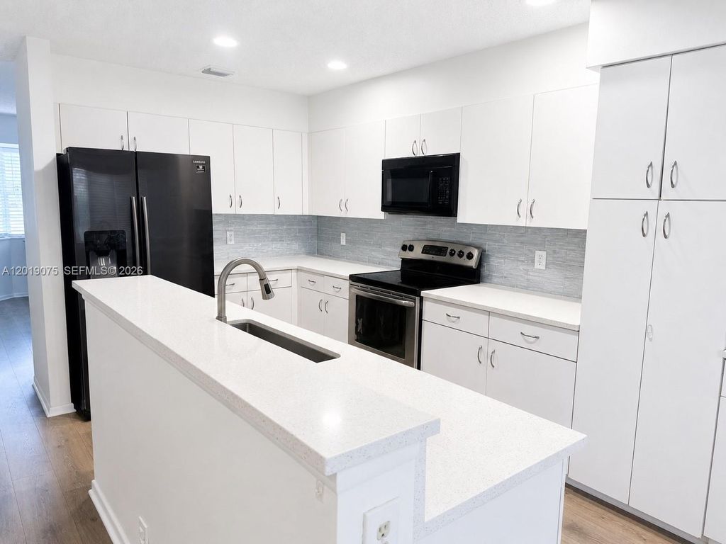 Photo of 11461 Lakeview Dr #8A, Coral Springs, FL 33071 (MLS # A12019075)