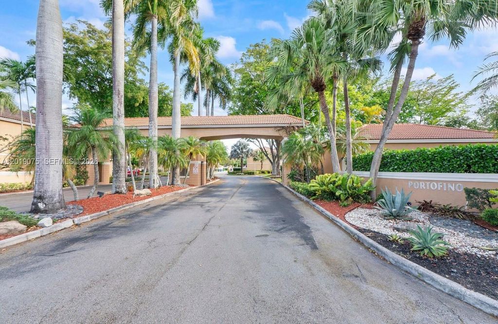 Photo of 11461 Lakeview Dr #8A, Coral Springs, FL 33071 (MLS # A12019075)