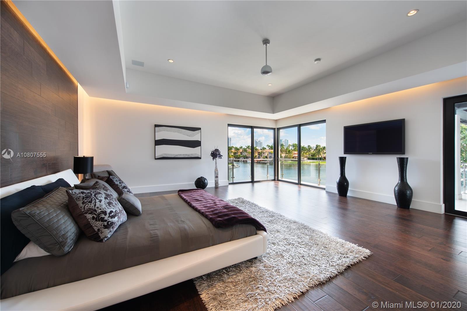 HOLLYWOOD GOLF ESTATES SE - Residential