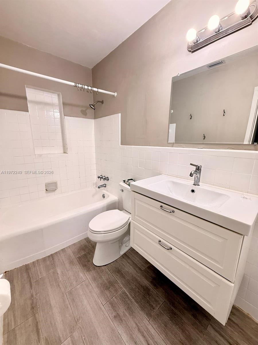 LAUDERDALE PARK 6-33 1/2 - Residential Lease