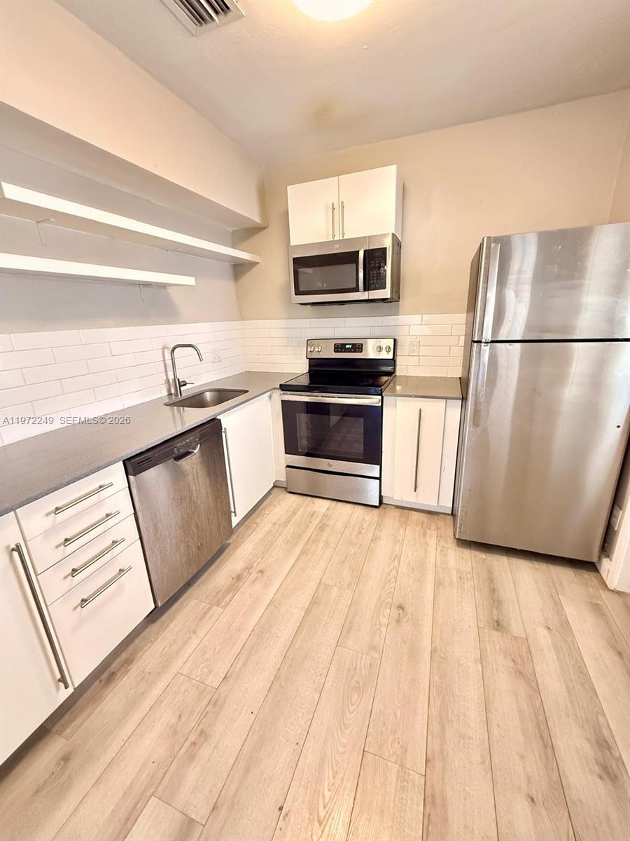LAUDERDALE PARK 6-33 1/2 - Residential Lease