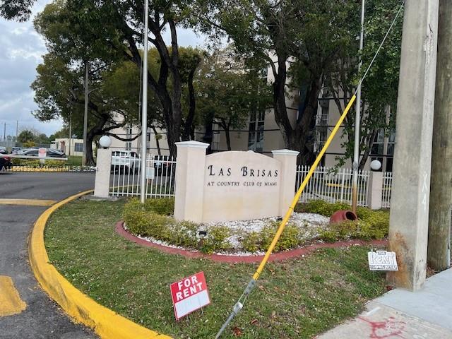 Charming 2-bedroom, 2-bathroom residence located in the prestigious Las Brisas. Location near shopping, dining, and major highways, this property offers the perfect blend of comfort and convenience.