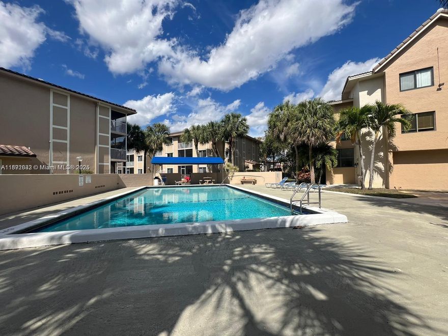 Discover comfort and tranquility in this spacious, luminous 1 bedroom, 1 bathroom condo, located in the serene Tara Gardens Condo 1.Generous living space with abundant natural light, Quiet and peaceful environment, 
Well kept and in great condition, Community Amenities: In-ground swimming pool / pool area for residents. Common laundry / laundry facilities . Close to shops, restaurants & local businesses, Easy access to public transportation & highways / commuter routes