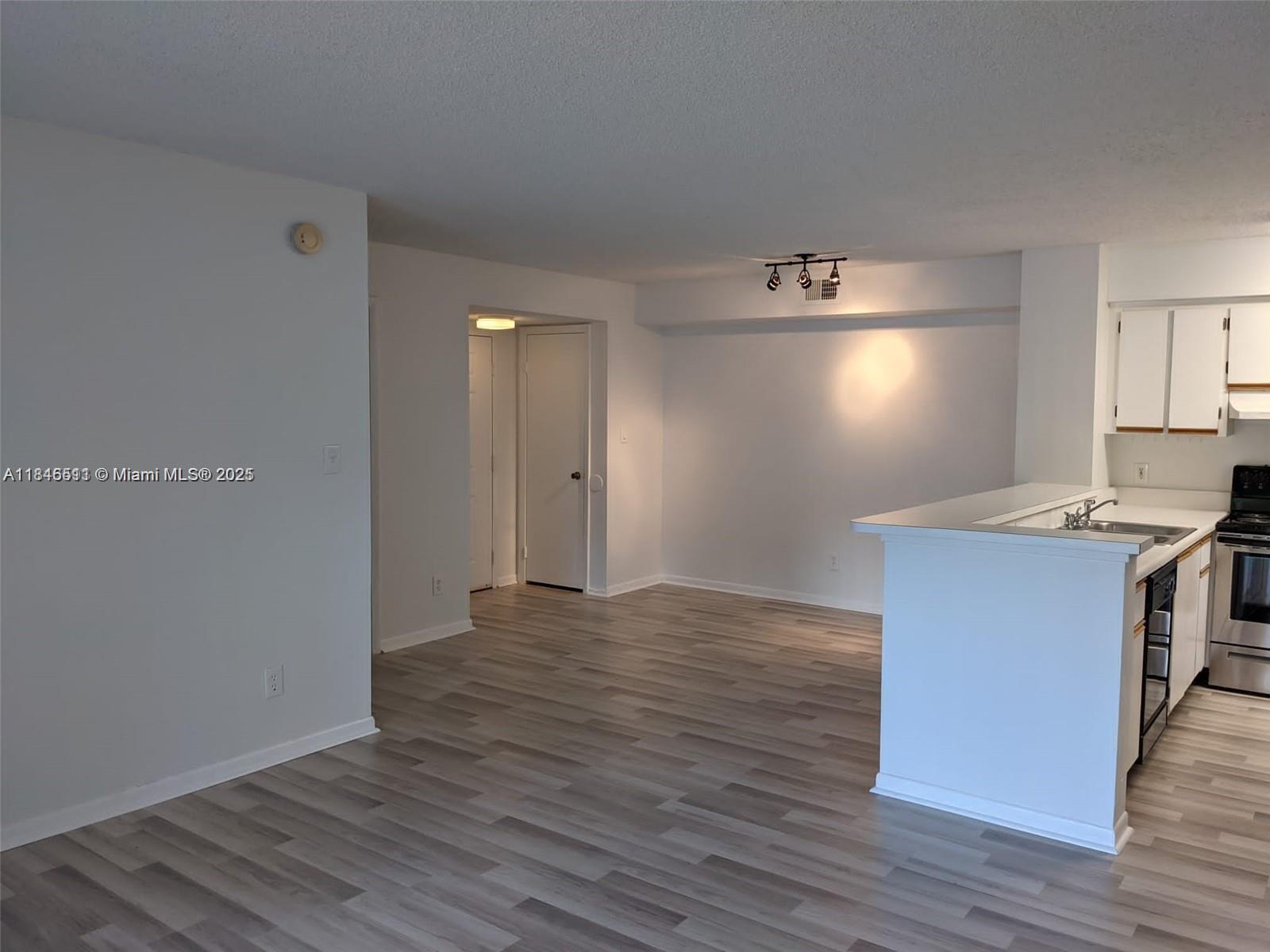 Come live in this lovely and modern 2/2 apartment with lots of natural light and plenty of space. This apartment is located in Hollywood Parc, an amazing community with 2 pools, tennis courts, hot tub, bbq area, fitness center and onsite management. You will want to reside here forever. Schedule a showing today!