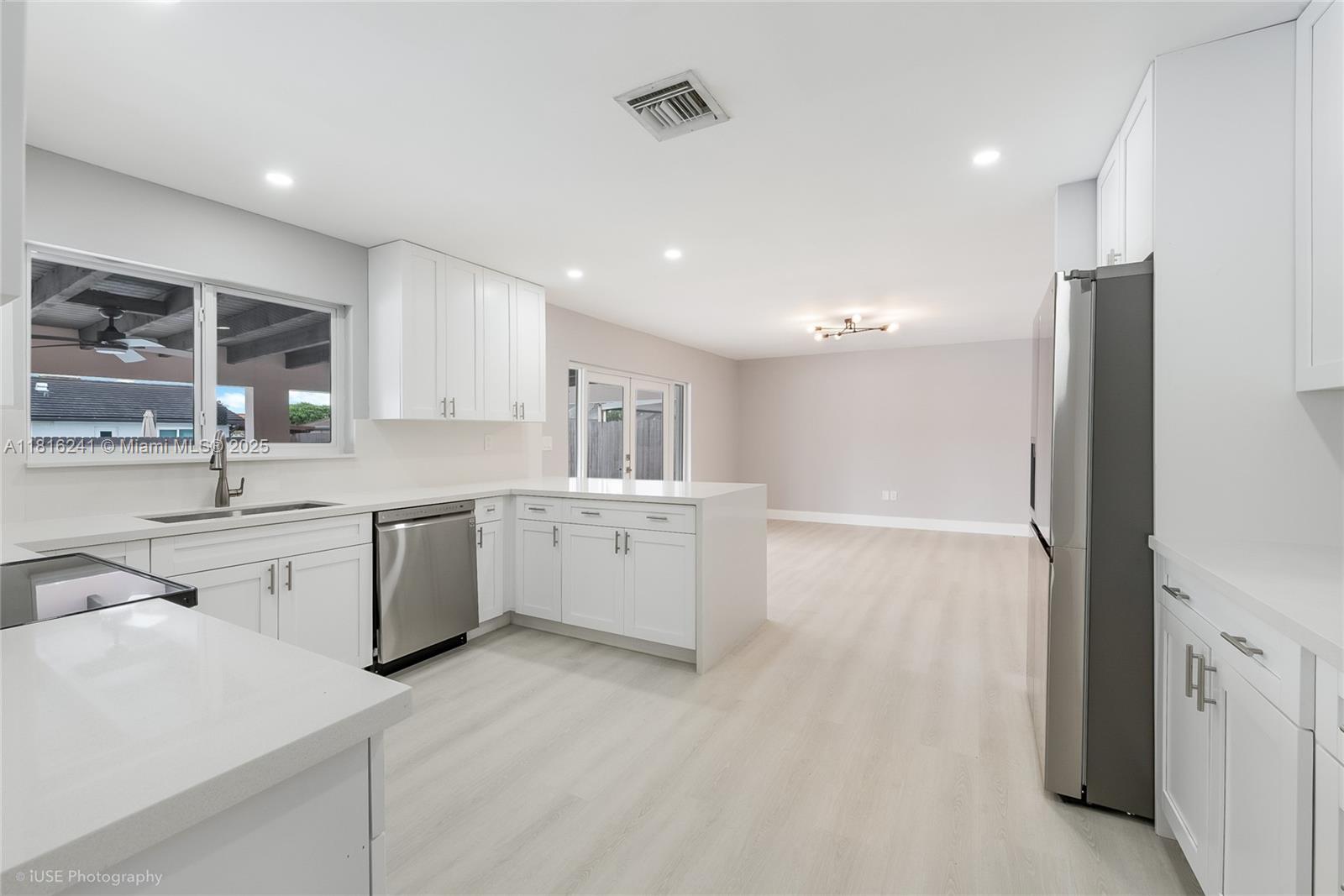 TAMIAMI LAKES SEC 1 - Residential Lease