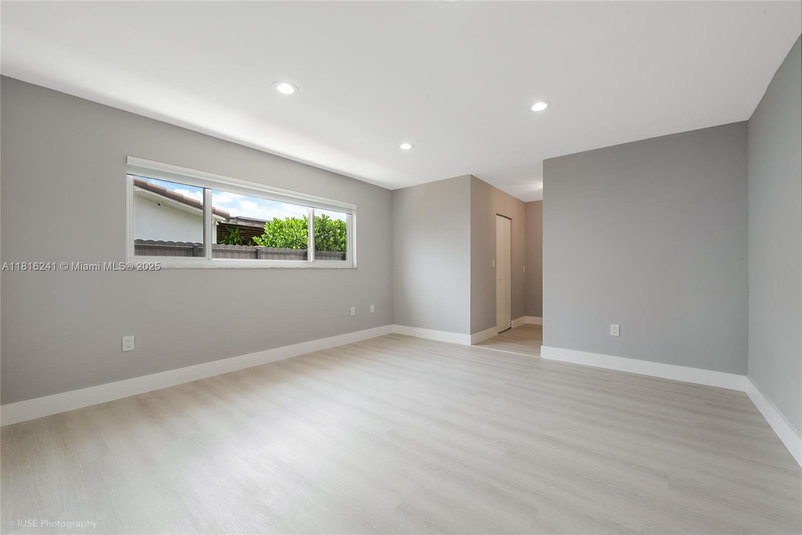 TAMIAMI LAKES SEC 1 - Residential Lease