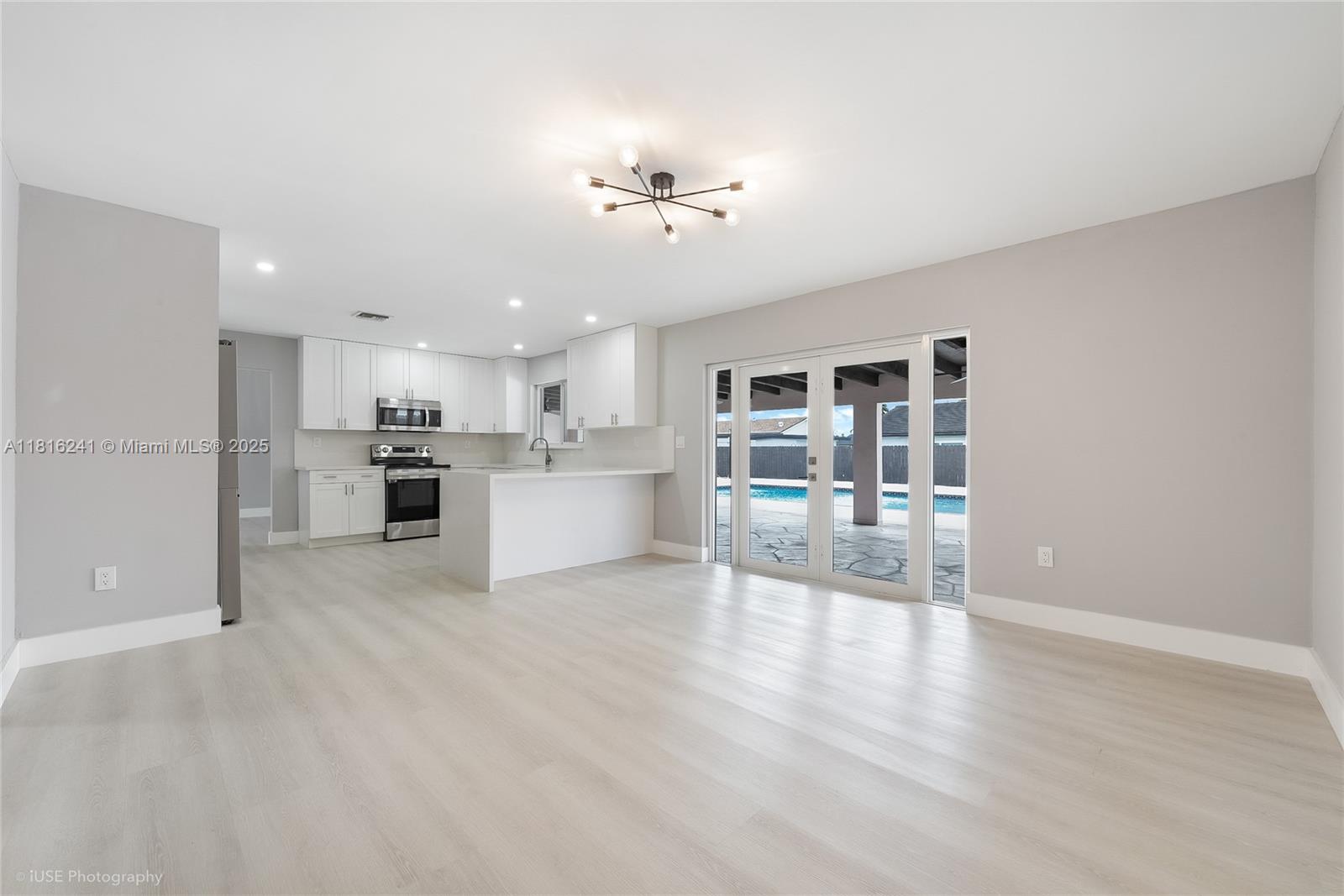 TAMIAMI LAKES SEC 1 - Residential Lease
