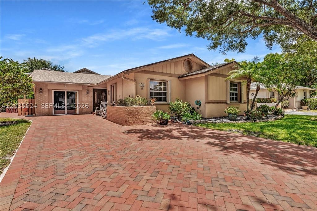 Photo of 2155 Nova Village Dr, Davie, FL 33317 (MLS # A12035624)