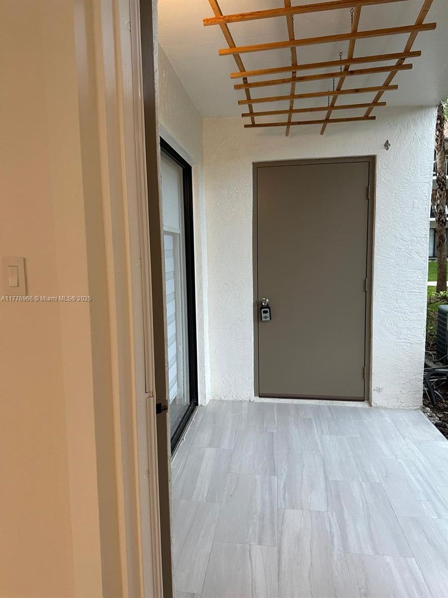Beautiful apartment completely remodeled, unit in a convenient location, light and spacious 1/1, unit has new laminate flooring, with stainless still appliances, granite countertops, stylish lightning fixtures unit in Hollywood Parc Condo, ideal for investors, stainless appliances, quartz bathroom vanity, LG thin Q washer and Dryer in unit, Condo offers a lot of  amenities such as: tennis and pickle ball courts,  Fitness Center, pool, Barbecue, jacuzzi and more. Close to shopping centers, restaurants and major highways. Don't miss the opportunity to see it.