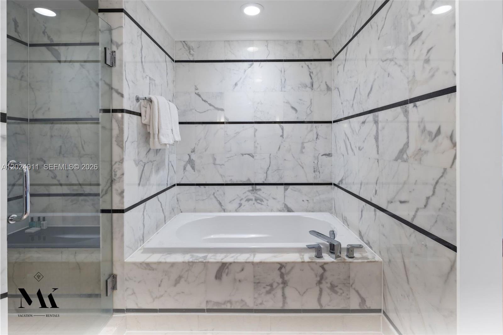 FONTAINEBLEAU III OCEAN C - Residential