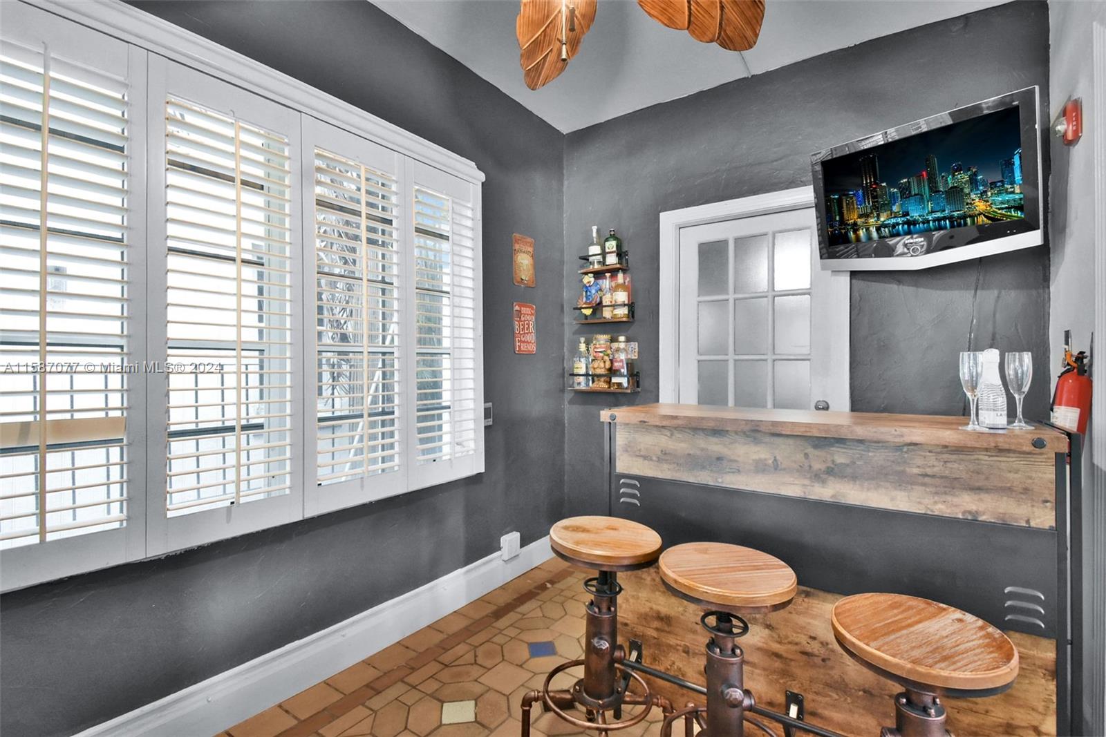 MIAMI BEACH - Residential