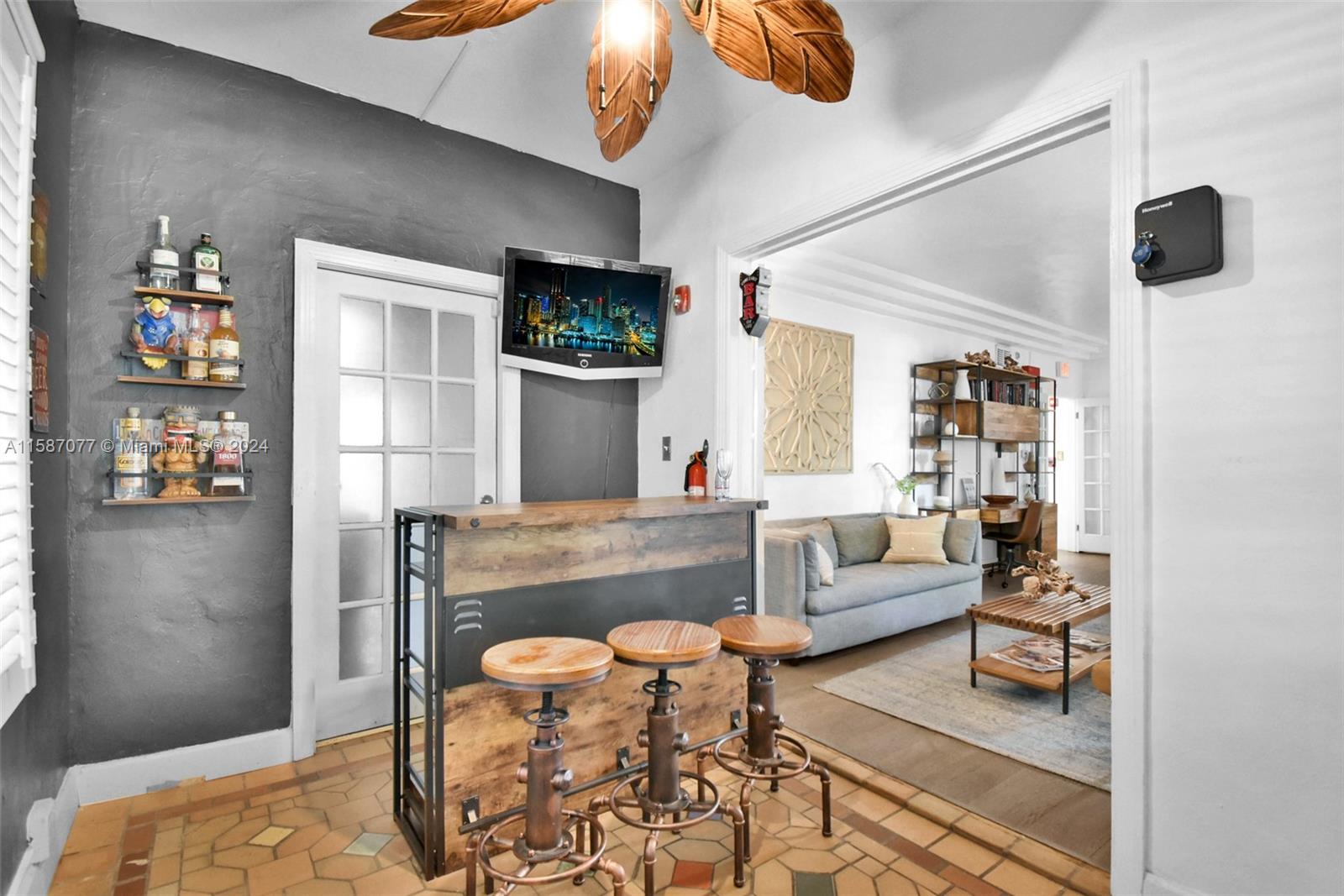 MIAMI BEACH - Residential