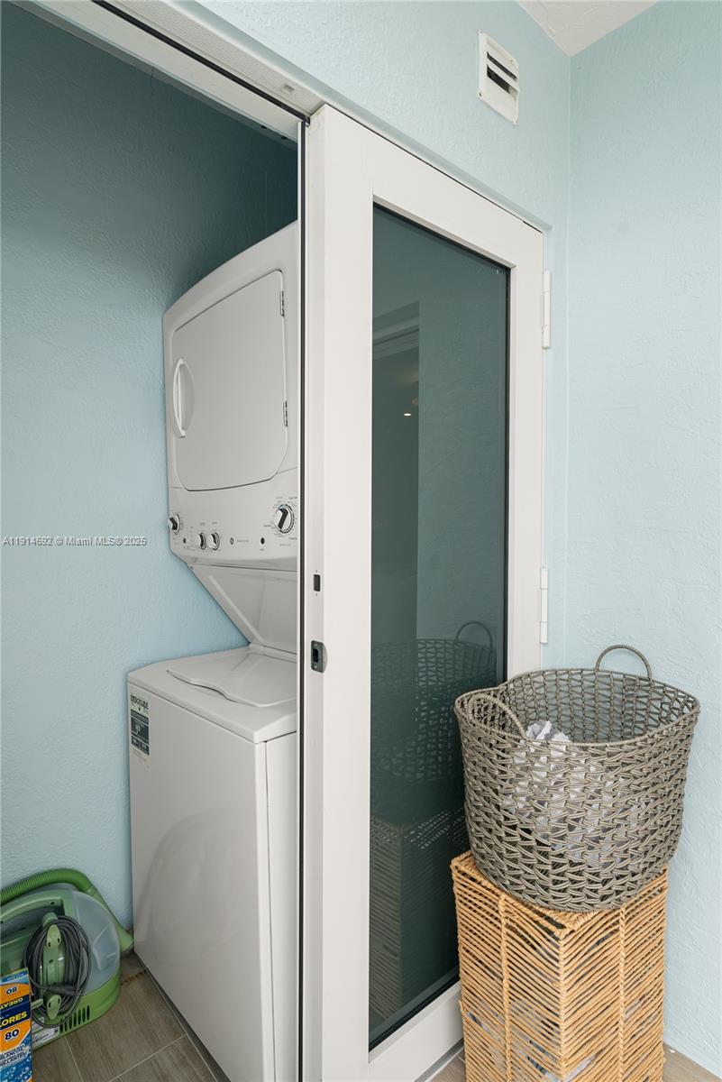 PORT LARGO - Residential Income