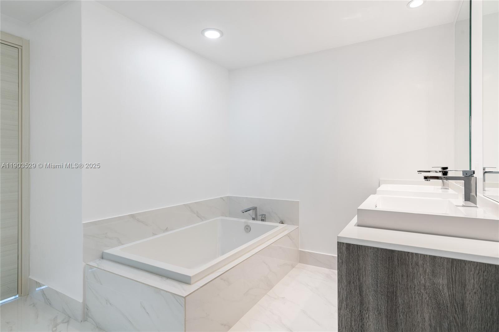 SLS Lux - Residential Lease