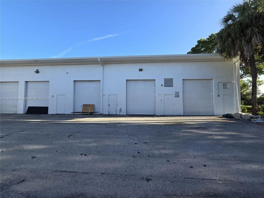 Full warehouse 100% A/C available for lease in Coral Springs. Unit 11923 is approximately 1850 +/- SQFT. Unit can be leased individually or combined with neighboring twin units (ex: 2 units, 3 units, etc.) depending on square footage needed up to 7400 +/- SQFT. See other listings in this building for prospective set ups. Unit 11923 has approximately 21’ clear ceiling height, 1 roll-up / drive-in door, and 1 restroom. Property is in the Coral Springs Corporate Park and in IRD zoning – allowing for an array of industrial business uses. Frontage to 35th street (right behind Sample Rd.) Previously used by national food distribution company. Easy access to the Sawgrass Expressway, I-95, and Florida’s Turnpike. Contact for more information!