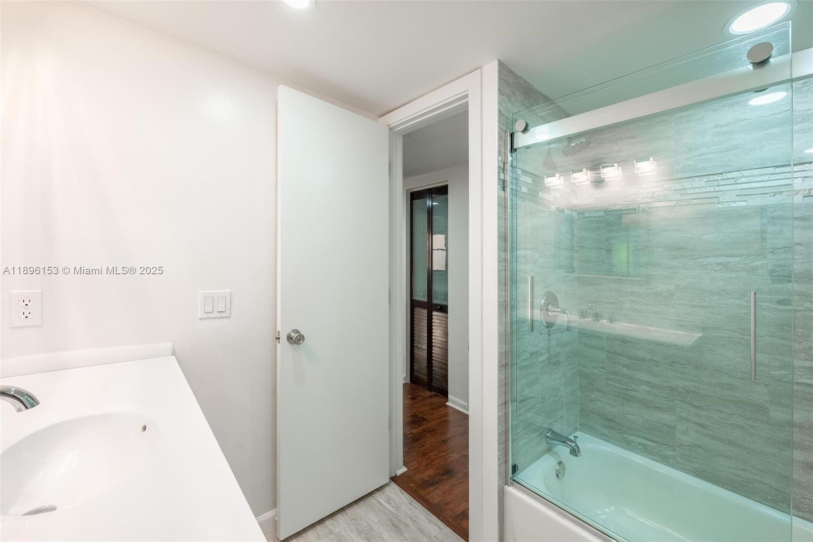 JACARANDA VILLAS NO 1 CON - Residential