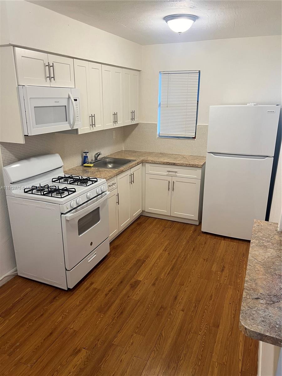 Remodeled Unit in the well maintained Gables Edge Community. Kitchen and bathroom have been fully upgraded to include new appliances. Laundry Room in building.