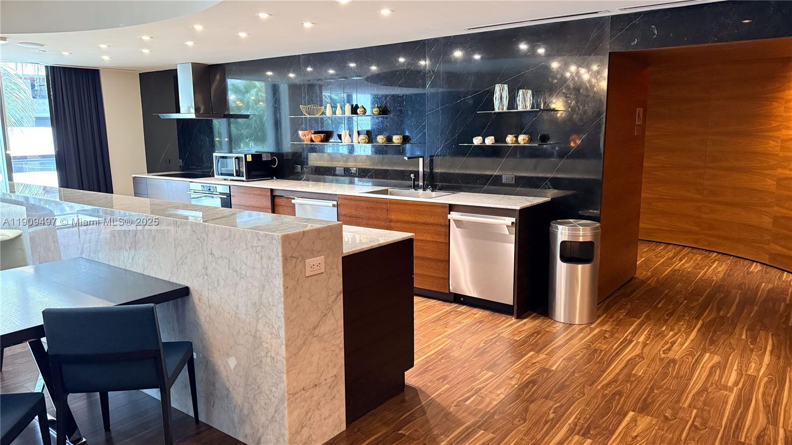 REACH CONDO - Residential