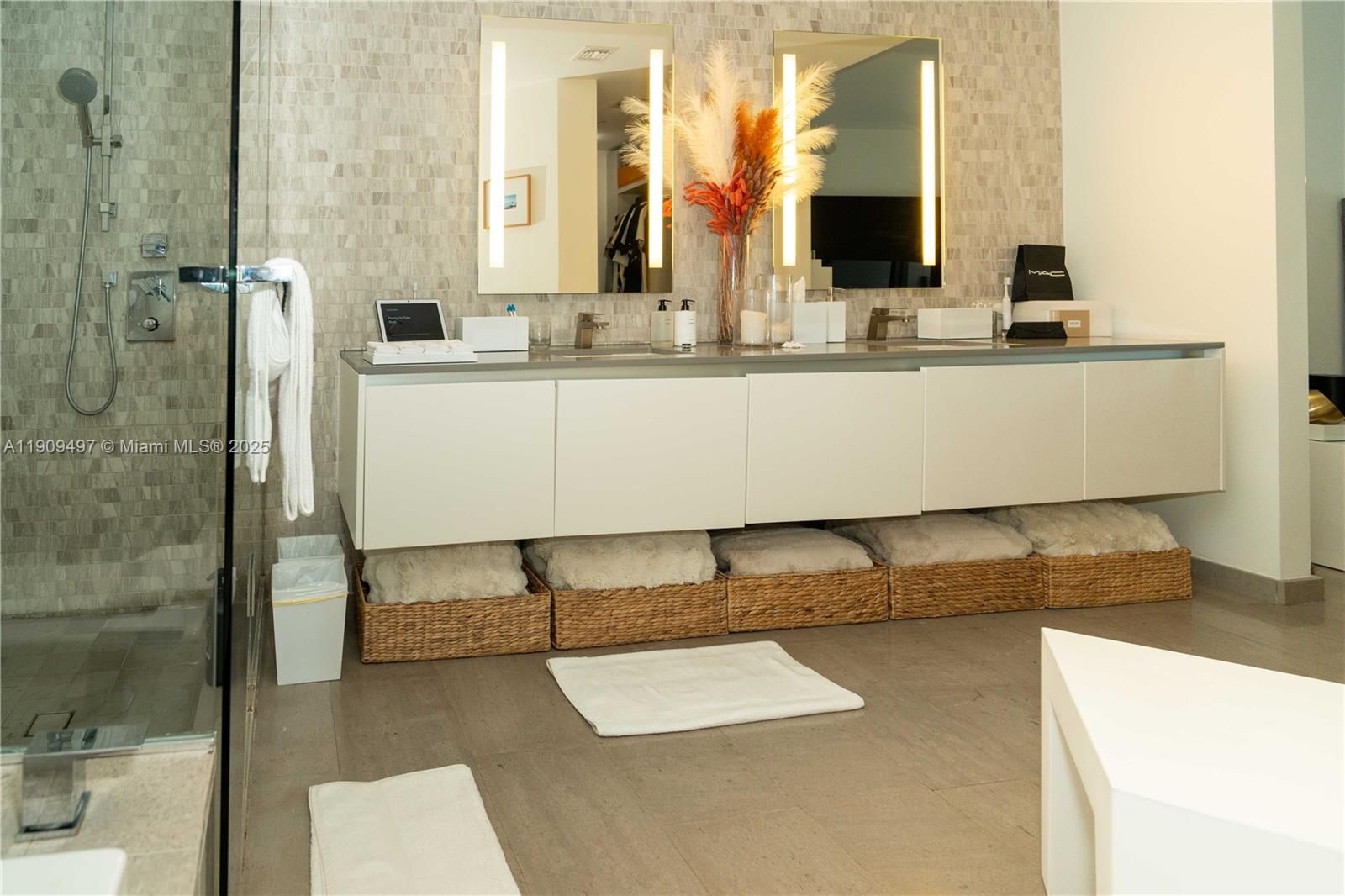 REACH CONDO - Residential