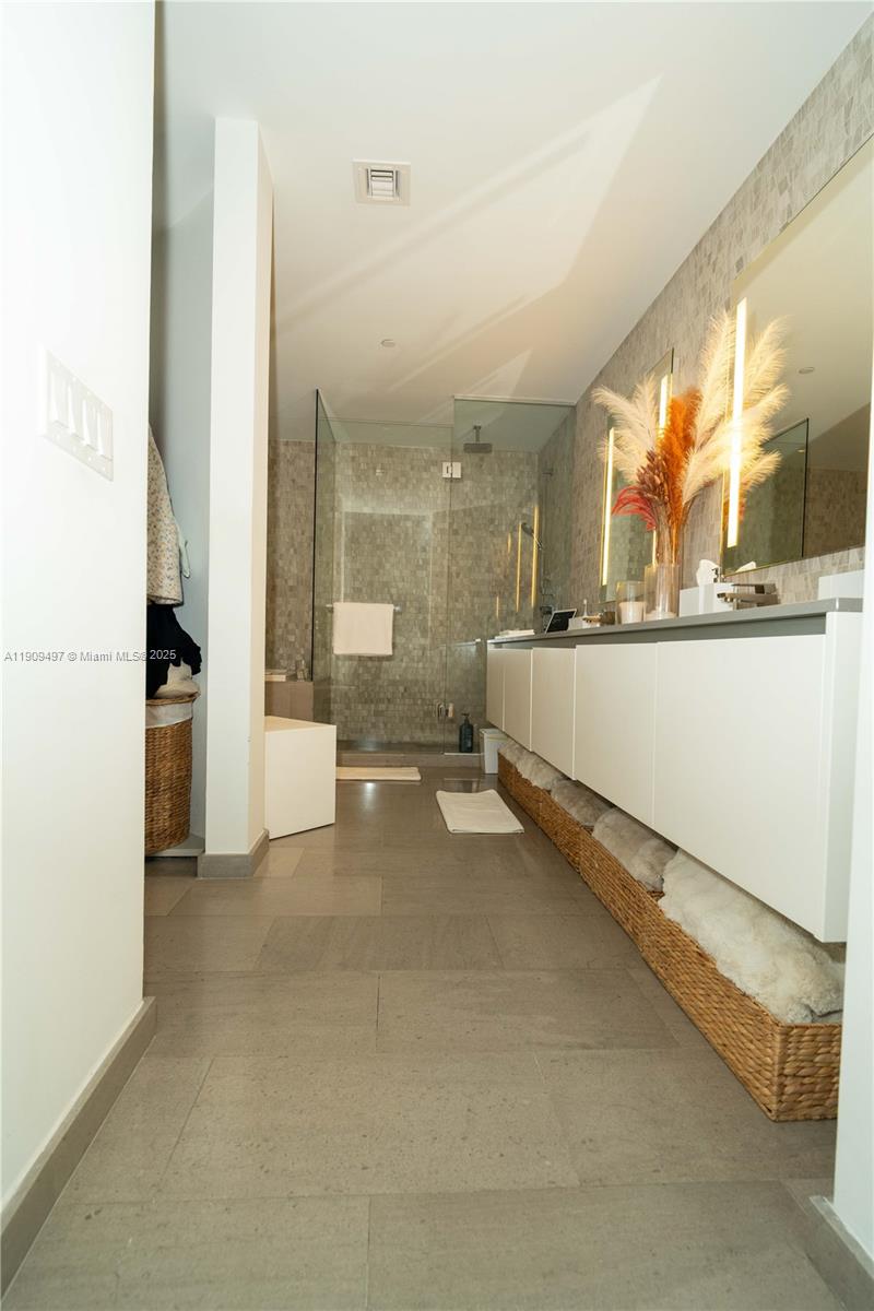 REACH CONDO - Residential